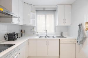 A kitchen or kitchenette at Apartamento familiar vistas al mar by Rent Me