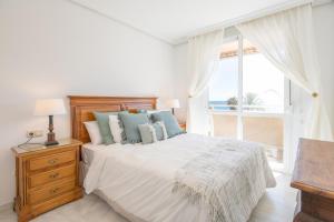 A bed or beds in a room at Apartamento familiar vistas al mar by Rent Me