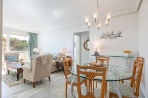 A seating area at Apartamento familiar vistas al mar by Rent Me