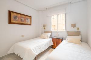 A bed or beds in a room at Apartamento familiar vistas al mar by Rent Me