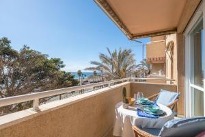 A balcony or terrace at Apartamento familiar vistas al mar by Rent Me