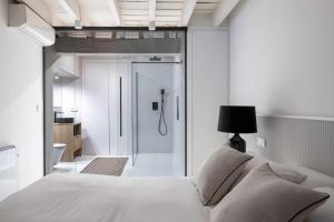 Säng eller sängar i ett rum på MonKeys Apartments Luxury La Cava Azul