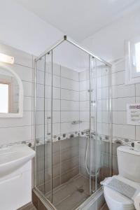 Koupelna v ubytování Akrogiali rooms
