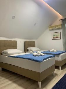 2 camas individuales en una habitación con baño de vapor en B&B Sandrina, en Bilje
