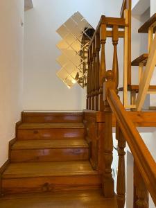 escalera con escalera de madera y barandilla de madera en B&B Sandrina en Bilje