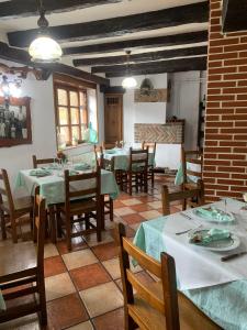 um restaurante com mesas e cadeiras num quarto em Hotel Rural El Sestil em Dobres