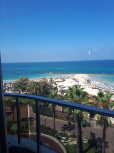 uma vista para a praia a partir da varanda de um resort em Residence Hotel em Netanya