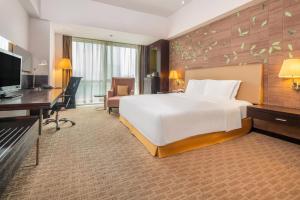 Un pat sau paturi într-o cameră la Holiday Inn Xi'an Greenland Century City, an IHG Hotel