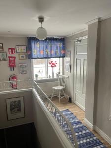 - un escalier dans une maison avec une fenêtre et un escalier dans l'établissement Carina & Peters Place, à Kristdala