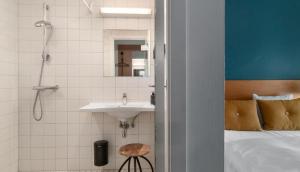 Koupelna v ubytování Ibsens Hotel + 27 fotografií
