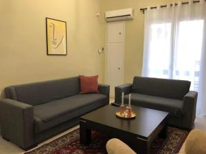 A seating area at Olive - HappyHostGr - Downtown Apartment