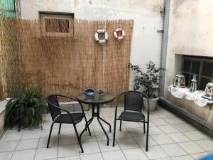 A seating area at Olive - HappyHostGr - Downtown Apartment