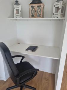 - un bureau avec une chaise et un ordinateur portable dans l'établissement The Grey studio, à Saint-Michel-sur-Orge
