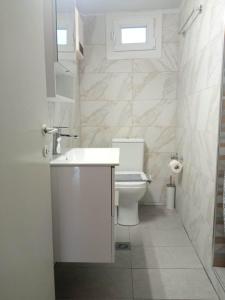 A bathroom at Olive - HappyHostGr - Downtown Apartment