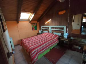 een kleine slaapkamer met een bed en een spiegel bij La Era De Sanabria in Villarino de Sanabria