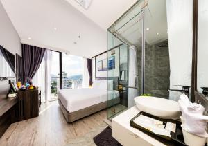Postel nebo postele na pokoji v ubytování Ivy Hotel Nha Trang