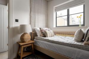 Postel nebo postele na pokoji v ubytování Whitsun Cottage