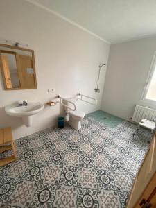 een badkamer met een wastafel en een toilet bij Entheos in Lerín