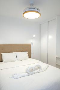 A bed or beds in a room at Stunning Apartment with Ocean View Még 37 kép