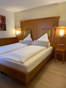 Ein Bett oder Betten in einem Zimmer der Unterkunft Altstadt Hotel Glockenhof