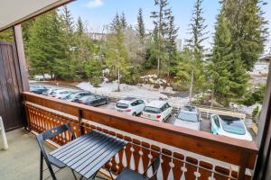 einen Balkon mit einer Bank und einem Parkplatz in der Unterkunft Studio chaleureux et paisible in Lens