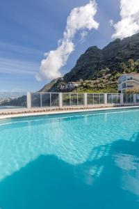 Una gran piscina con una montaña al fondo. en Coastal Vista: retreat in nature, en Bajamar 43 fotos más