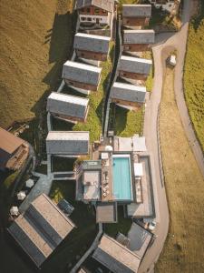 בריכת השחייה שנמצאת ב-Boutique Hotel und Chalets Bergwiesenglück או באזור