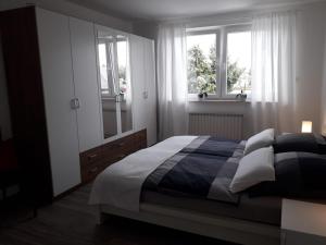 um quarto com uma cama e duas janelas em Moderne helle Ferienwohnung em Remagen