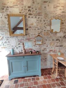 Bonneville-la-LouvetにあるLe Pré Doréの青いキャビネットと鏡が備わるお部屋
