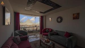Зона вітальні в Full Pyramids View Apartment with Balcony For 8 P