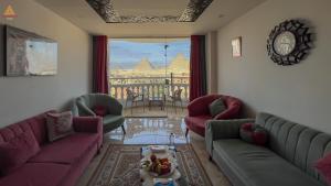 Зона вітальні в Full Pyramids View Apartment with Balcony For 8 P