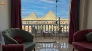 Зона вітальні в Full Pyramids View Apartment with Balcony For 8 P