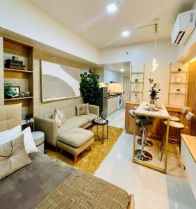 - un grand salon avec un canapé et une table dans l'établissement Stunning Bayview Studio in Cebu, à Guizo