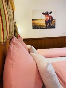 Ein Bett oder Betten in einem Zimmer der Unterkunft Altstadt Hotel Glockenhof