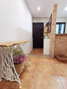 een kamer met een tafel en een mand met bloemen bij La Casita del Camino in Redondela