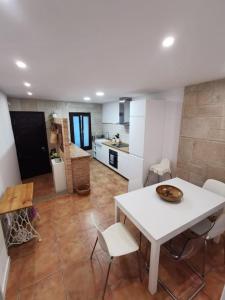 een keuken met een tafel en stoelen in een kamer bij La Casita del Camino in Redondela