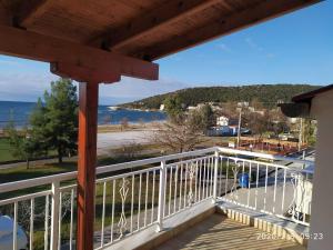 balcón con vistas al océano en Aegean View Apartment, en Kavala