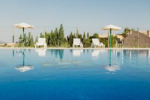 Bazén v ubytování CASERIO INAZARES - PISCINA VERANO SIN CALOr nebo v jeho okolí