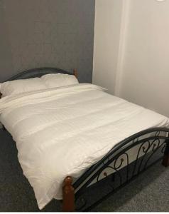 a bed with white sheets and pillows on it at Spacious,1 bed, balcony, Southwark Central London in London