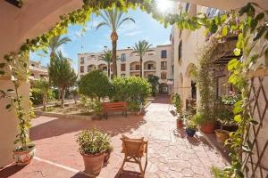 Zahrada ubytování Duquesa Regents apt, large balcony with spectacular sea views close to port and beach