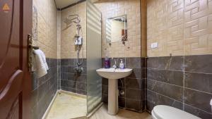 Ванна кімната в Full Pyramids View Apartment with Balcony For 8 P
