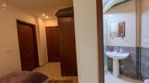 Ванна кімната в Full Pyramids View Apartment with Balcony For 8 P