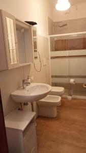bagno bianco con lavandino e servizi igienici di Casa Belzoni a Padova
