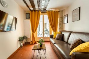 uma sala de estar com um sofá e uma janela em Sweety home in center of Paris em Paris