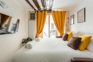 Un pat sau paturi într-o cameră la Sweety home in center of Paris