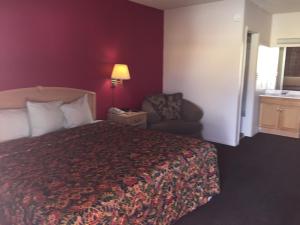 Кровать или кровати в номере Avalon Motel