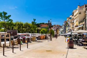 uma rua da cidade com mesas, cadeiras e edifícios em C6 Bailet lix 2mins Palais Festival SEA AC Wifi Balcony em Cannes