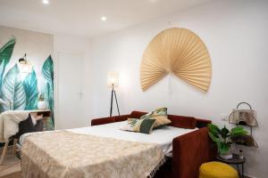 um quarto com uma cama e uma grande ventoinha na parede em C6 Bailet lix 2mins Palais Festival SEA AC Wifi Balcony em Cannes
