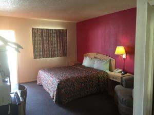 Postel nebo postele na pokoji v ubytování Avalon Motel