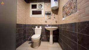 een badkamer met een toilet en een wastafel bij Pyramids Front View Family Apartment in Caïro